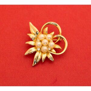 Vintage Victorian Style Brooch in a floral design with faux pearls - F3